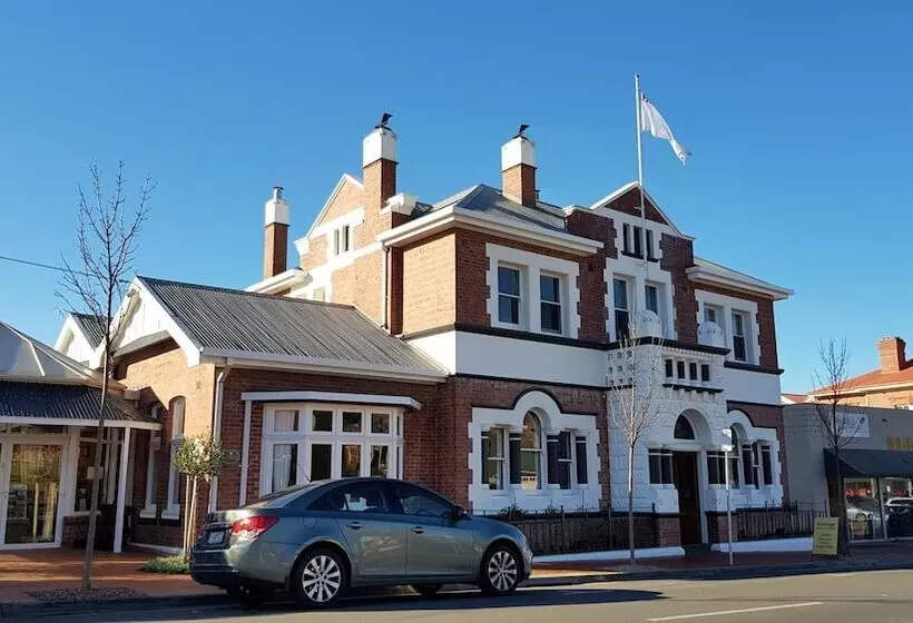 Cygnet Old Bank B & B Cafe & Gift Store