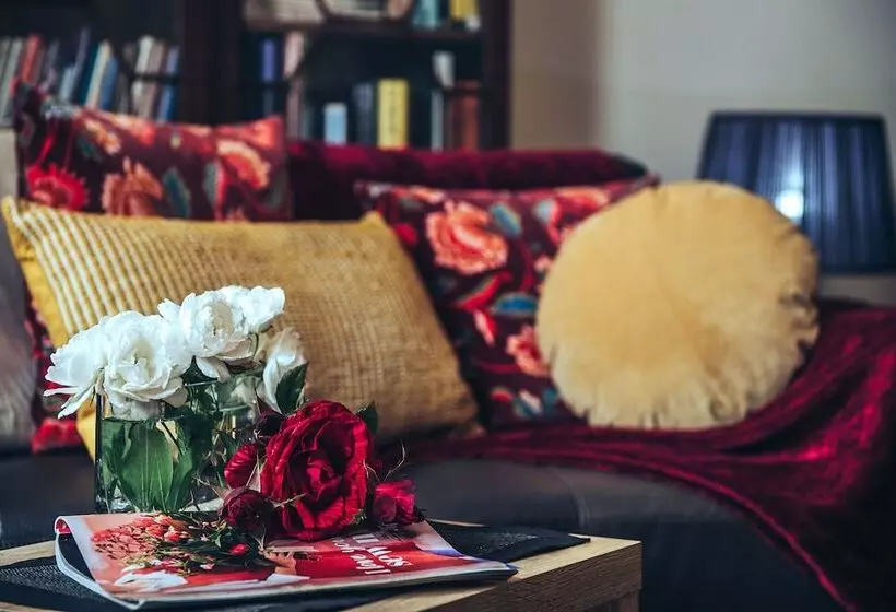 Cygnet Old Bank B & B Cafe & Gift Store