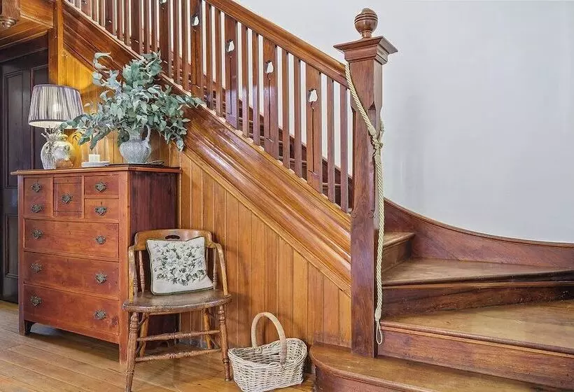 Cygnet Old Bank B & B Cafe & Gift Store