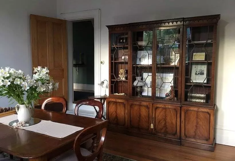 Cygnet Old Bank B & B Cafe & Gift Store