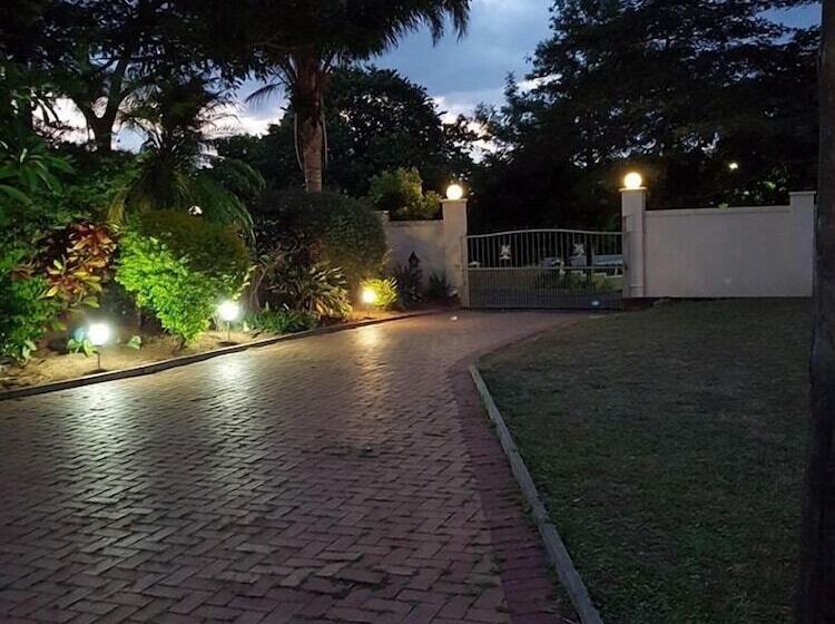 Отель Asante Sana Guesthouse