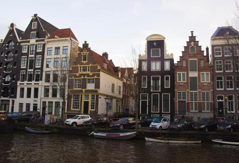 ベッドアンドブレックファースト Attic Monkeys Lodge