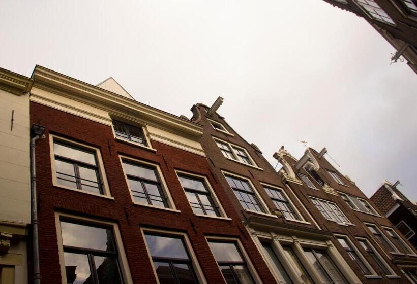 ベッドアンドブレックファースト Attic Monkeys Lodge