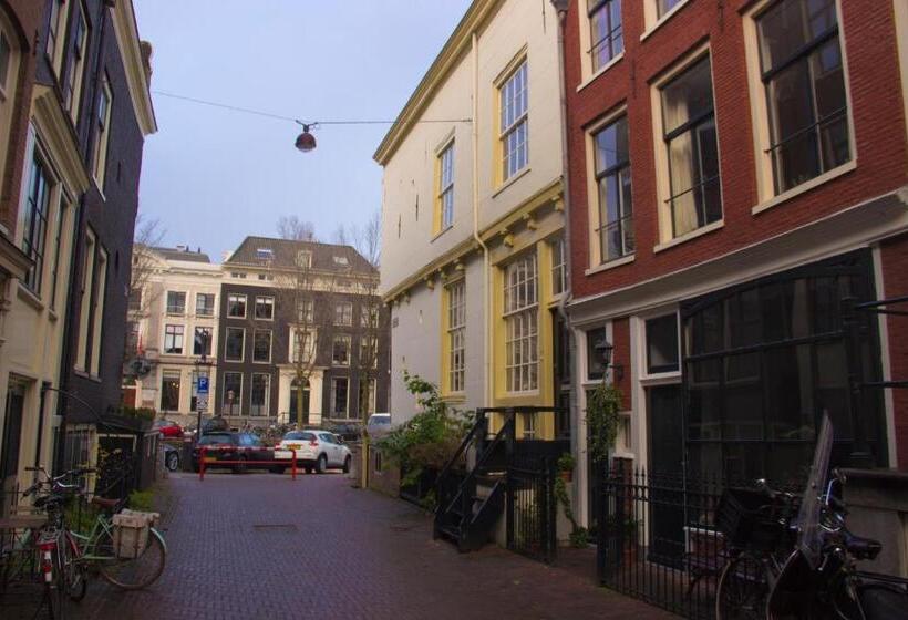 ベッドアンドブレックファースト Attic Monkeys Lodge