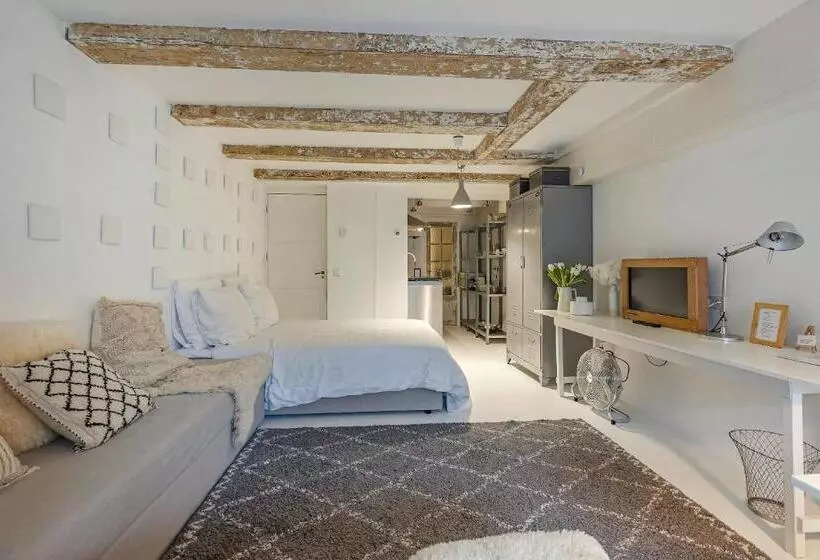 Aamiaismajoitus (B&B) The White Wilde Studio