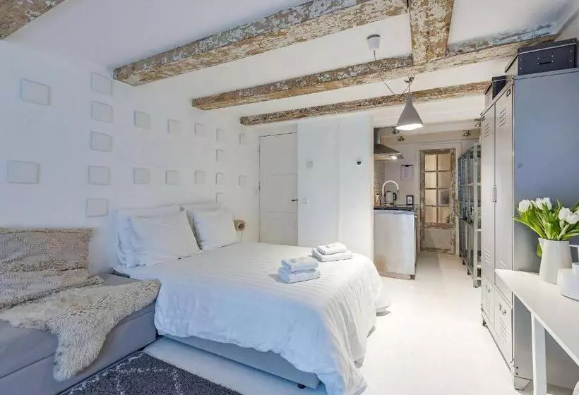 Aamiaismajoitus (B&B) The White Wilde Studio