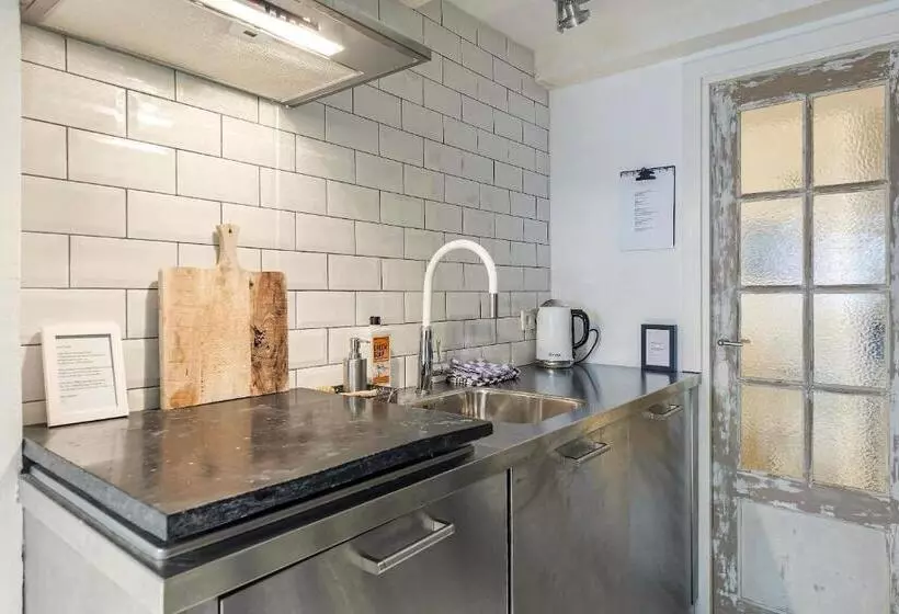 Aamiaismajoitus (B&B) The White Wilde Studio