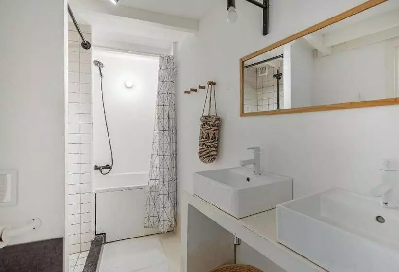 Aamiaismajoitus (B&B) The White Wilde Studio