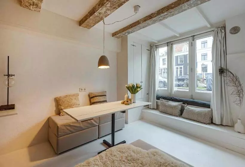 Aamiaismajoitus (B&B) The White Wilde Studio