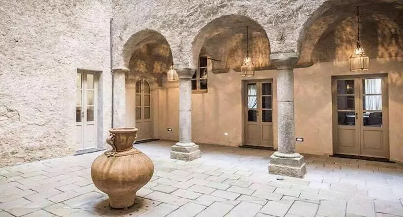 Hotelli Castello Di Pontebosio Luxury Resort