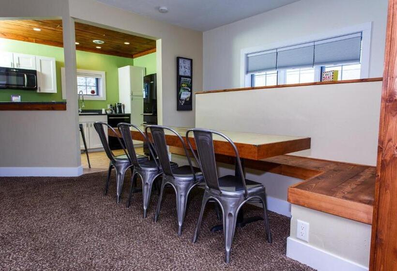 Julie's Park Cafe & Motel