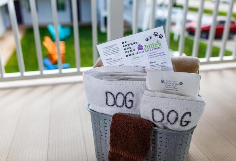 Julie's Park Cafe & Motel