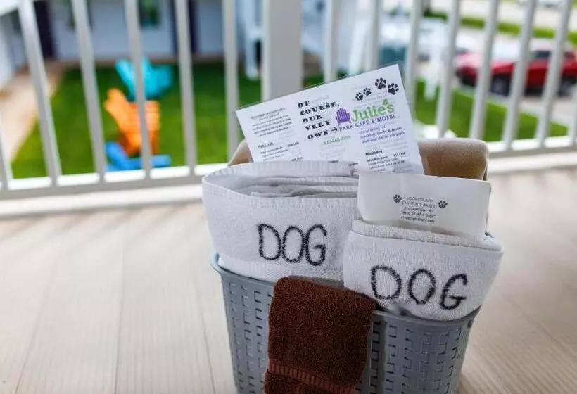 Julie's Park Cafe & Motel