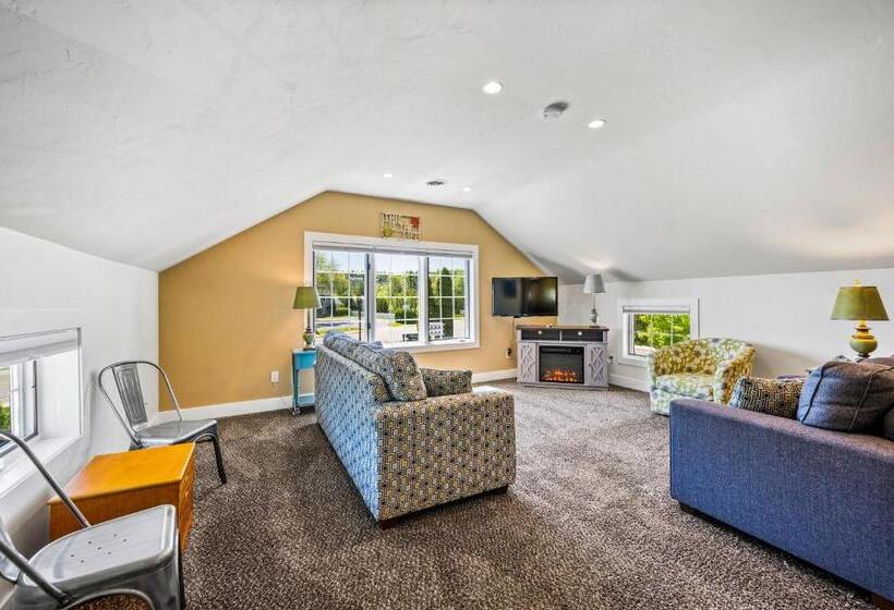 Julie's Park Cafe & Motel