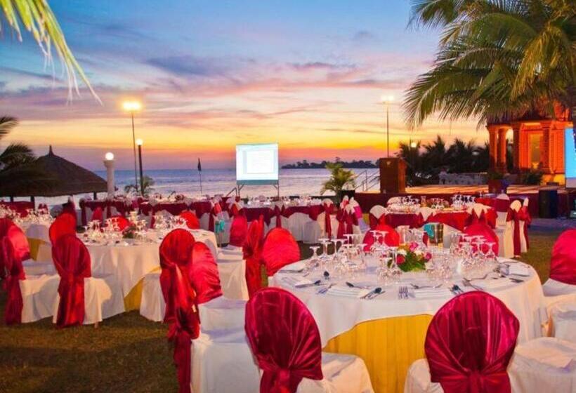 בית מלון כפרי Lakeside By Sokha Beach Resort