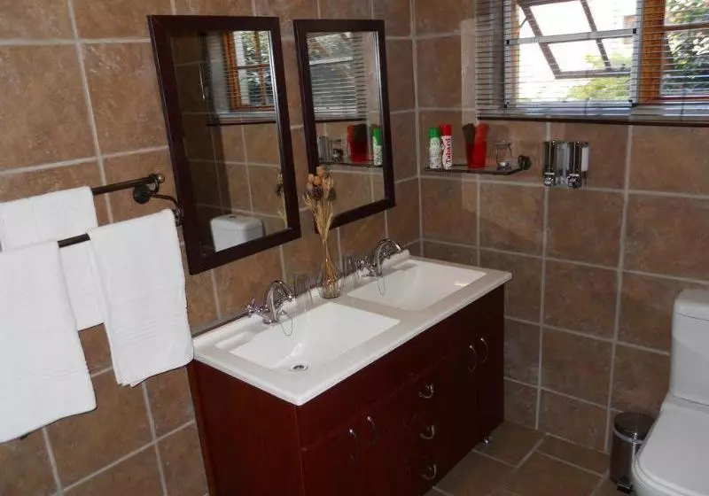 Hotelli The Colonial On Arundel