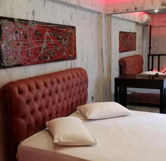 Hotel The Crystal Blue