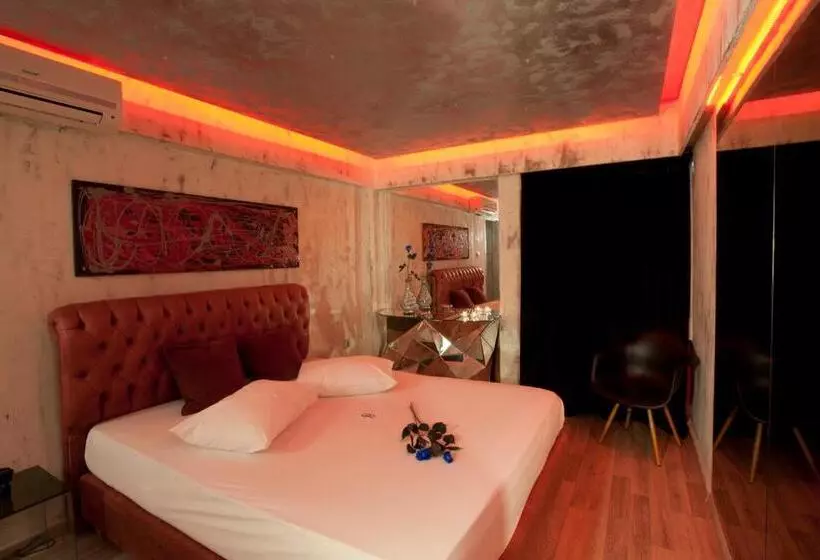 ホテル The Crystal Blue