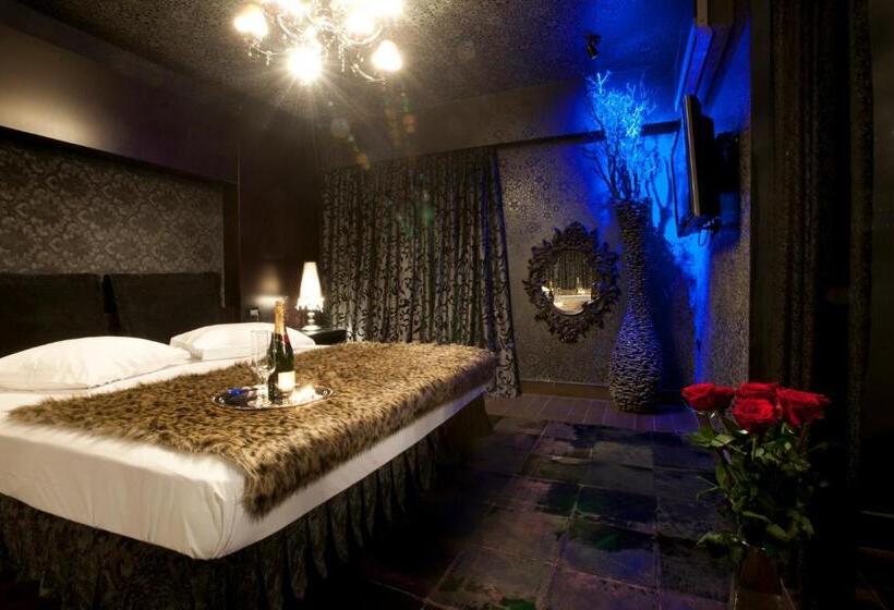 Hotel The Crystal Blue