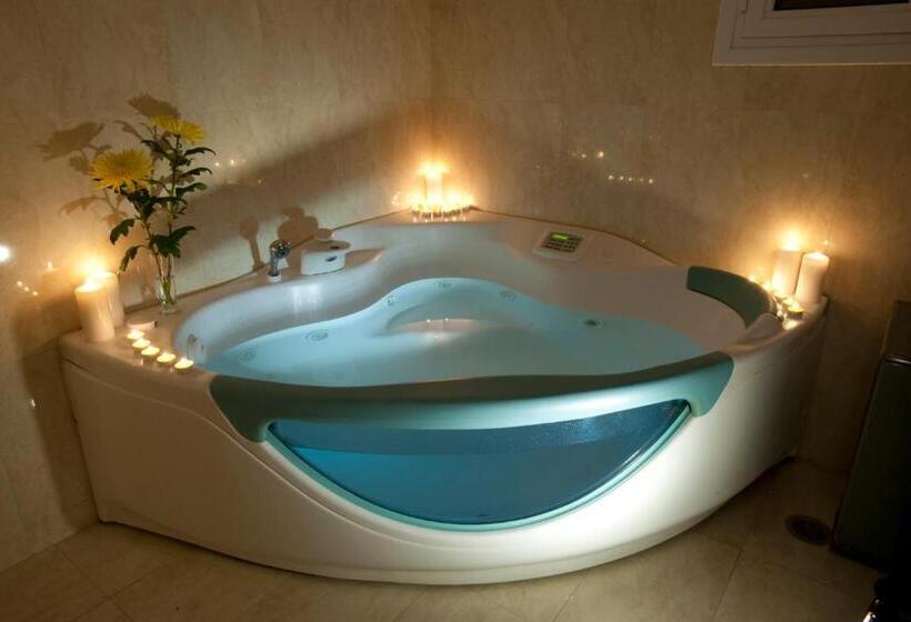 Hotel The Crystal Blue