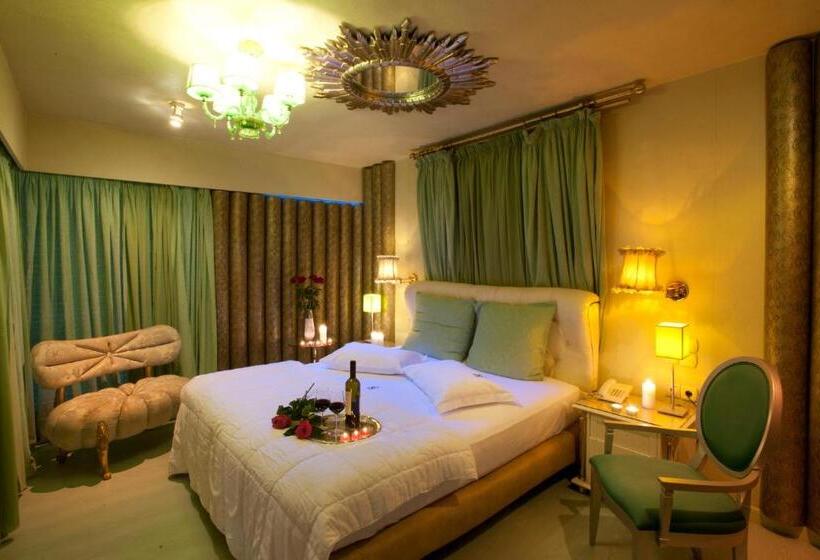 Hotel The Crystal Blue