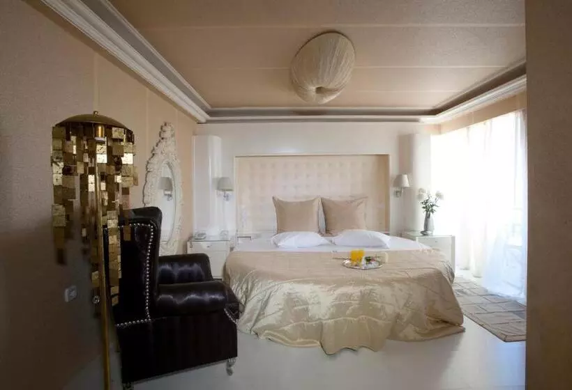 ホテル The Crystal Blue