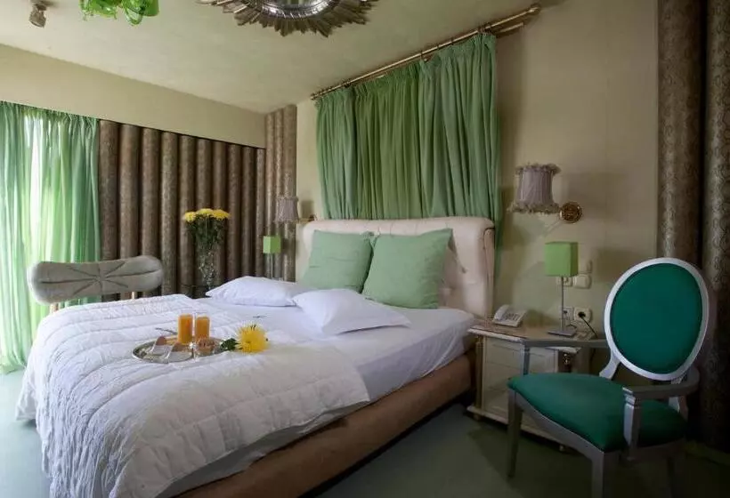 ホテル The Crystal Blue