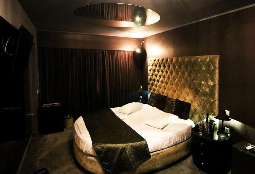 Hotel The Crystal Blue