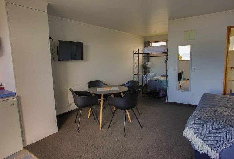 Nugget View Kaka Point Motels