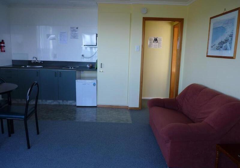 Nugget View Kaka Point Motels