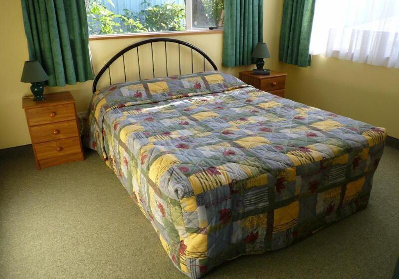 Nugget View Kaka Point Motels