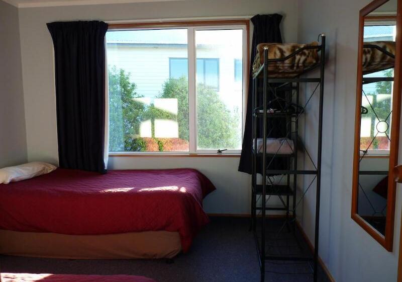 Nugget View Kaka Point Motels