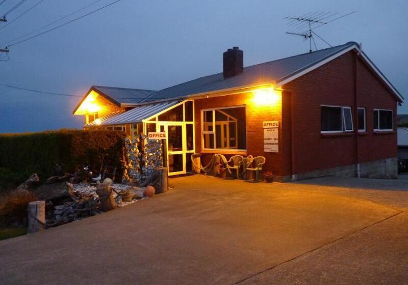 Nugget View Kaka Point Motels