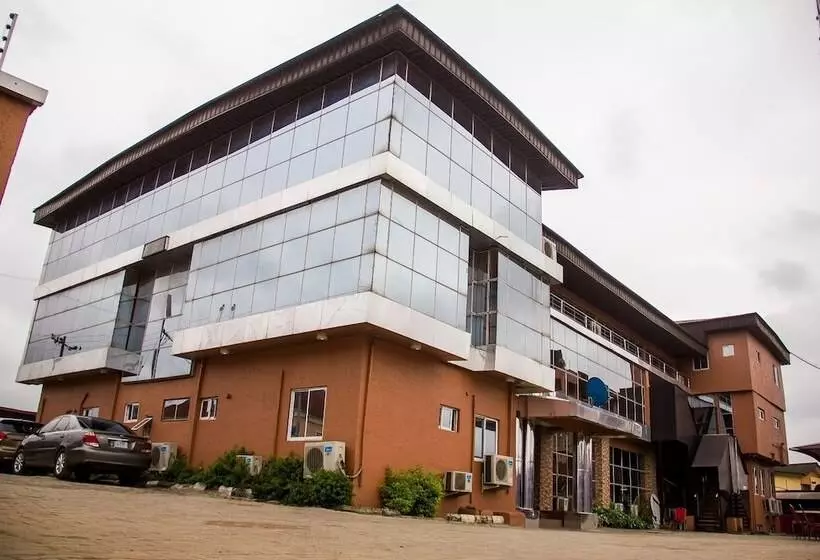 Glasshouse Hotel And Suites