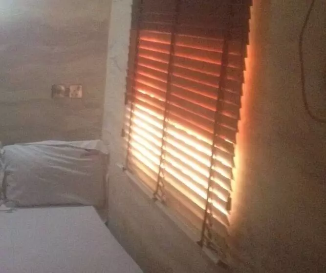 Glasshouse Hotel And Suites