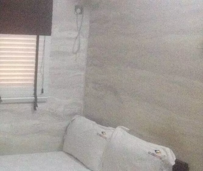 Glasshouse Hotel And Suites