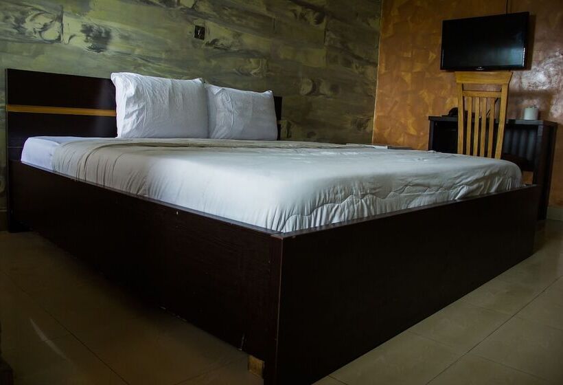 Glasshouse Hotel And Suites