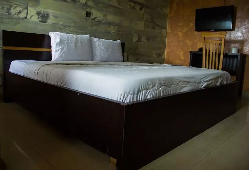 Glasshouse Hotel And Suites