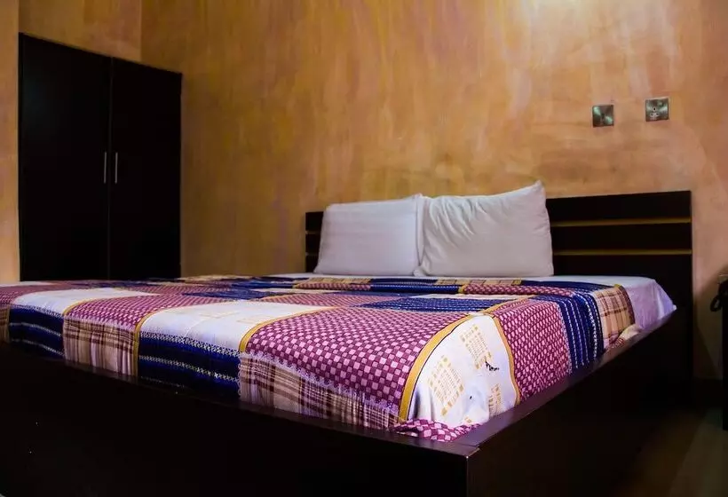 Glasshouse Hotel And Suites