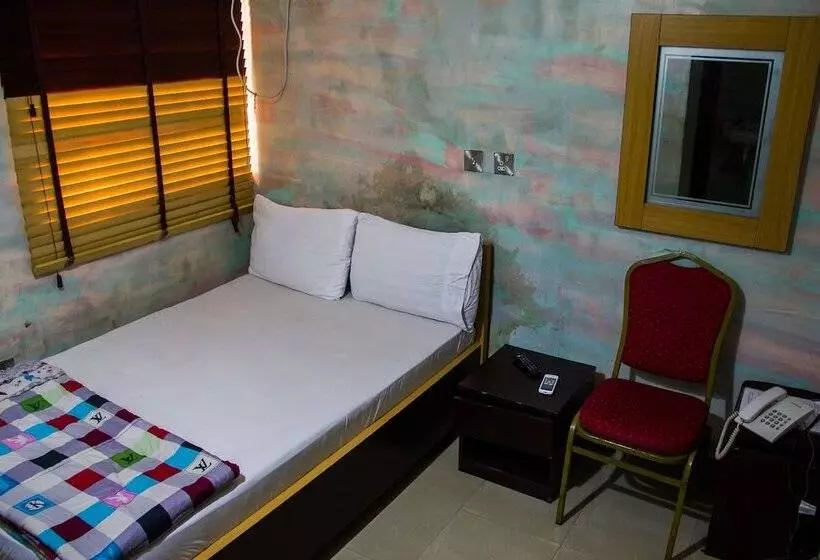 Glasshouse Hotel And Suites