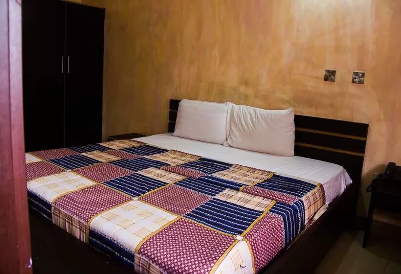 Glasshouse Hotel And Suites
