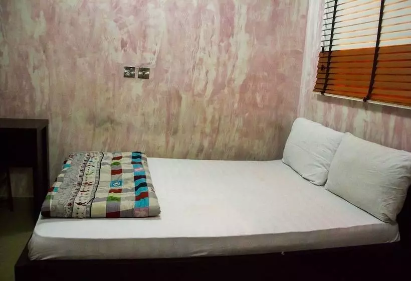Glasshouse Hotel And Suites