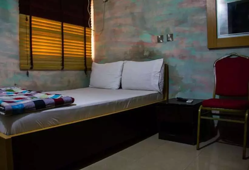 Glasshouse Hotel And Suites