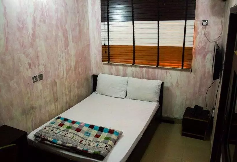 Glasshouse Hotel And Suites