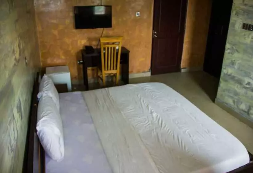 Glasshouse Hotel And Suites