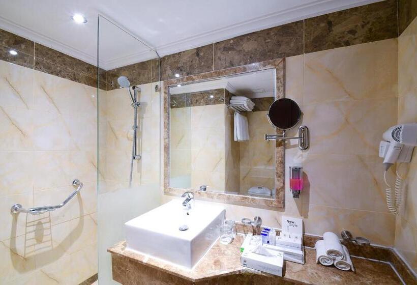 בית מלון כפרי Golden Tulip Al Shakreen