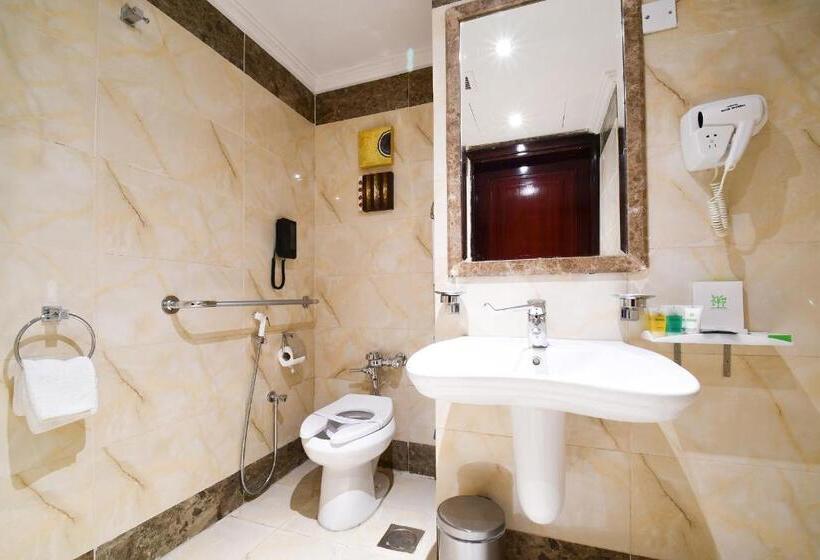 בית מלון כפרי Golden Tulip Al Shakreen