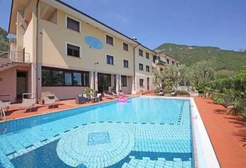 Hotelli Roè Garda