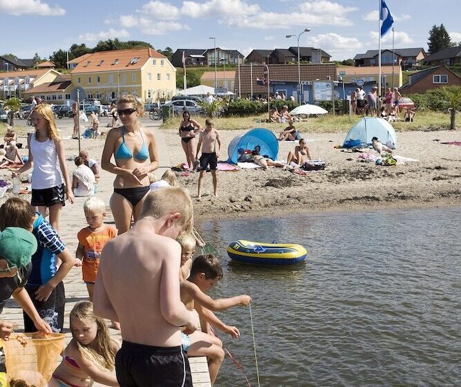 ホテル Hvalpsund Færgekro