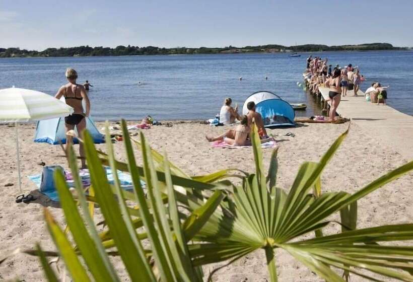 ホテル Hvalpsund Færgekro